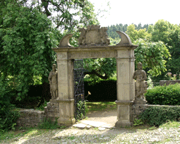 Die Abbildung zeigt ein steinerndes Tor, eine Pforte, auf dem Gelände von Schloss Homburg in der Gemeinde Nümbrecht