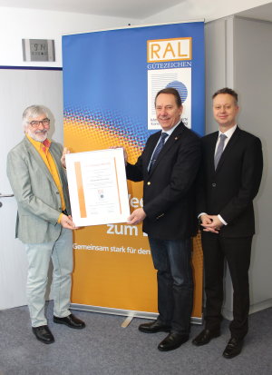 Herbert Wüster (Geschäftsführer der Gütegemeinschaft, v.l.) überreichte das Zertifikat an Landrat Jochen Hagt und Uwe Cujai (Leiter der Wirtschaftsförderung). (Foto: OBK)