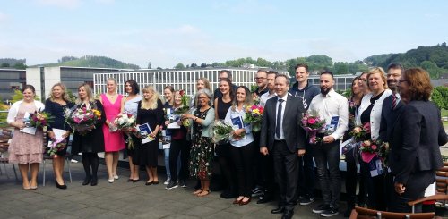 Die erfolgreichen Absolventinnen und Absolventen mit den Vertreterinnen und Vertretern der AGewiS. (Foto: OBK)