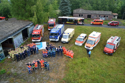 Vertreter der Feuerwehr, der Hilfsorganisationen und der Kreisverwaltung beim symbolischen ersten Spatenstich für das Übungsgelände in Brächen. (Foto: OBK)