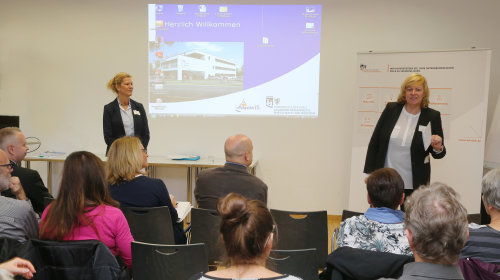 Dr. Ursula Kriesten (Akademieleiterin AGewiS) und Beate Fiedler (Wirtschaftsförderung Oberbergischer Kreis) führten die Teilnehmer durch das Programm. (Foto: OBK)