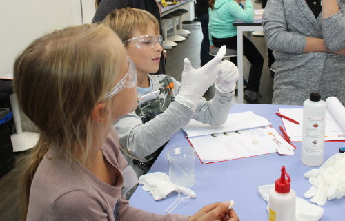 Schutzbrille und Gummihandschuhe, wie bei den Großen - die Nachwuchsforscher machen sich für ihr nächstes Experiment bereit.(Foto: OBK)