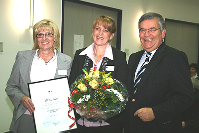 Vorstand des Vereins "Noh Bieneen" in Wipperfrth, v.l.n.r.: Martina Raczkowiak, Claudia Finke, Landrat Hagen Jobi (Foto: OBK)