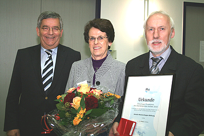 Den 2. Platz belegte die "Annele Meinerzhagen-Stiftung" in Lindlar, v.l.n.r.: Landrat Hagen Jobi, Elisabeth Broich, Joachim Sttzel (Foto: OBK)
