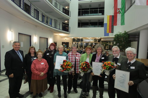 Landrat Hagen Jobi mit den Gewinnern des Freiwilligen-Frderpreises 2012 (Foto: OBK)