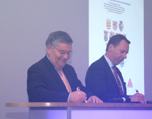 Landrat Hagen Jobi und Kreisdirektor Jochen Hagt unterzeichnen die Charta Gewerbe- und Industrieflchen Oberberg (Foto: OBK)