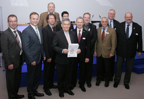 lanrat Hagen Jobi prsentiert gemeinsam mit den oberbergischen Brgermeistern die unterzeichnete Charta (Foto:OBK) 