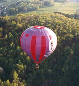 Das Foto zeigt einen Heißluftballon bei seiner Fahrt über den Oberbergischen Kreis
